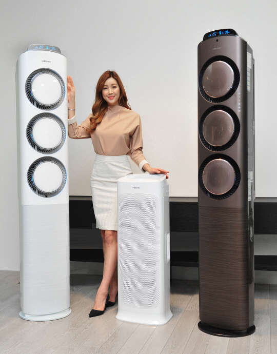 삼성전자 모델이 11일 삼성전자 수원사업장 프리미엄 하우스에서 '2015년형 스마트에어컨 Q9000'과 중형 공기청정기 '블루스카이 AX7000'를 소개하고 있다.<삼성전자 제공>